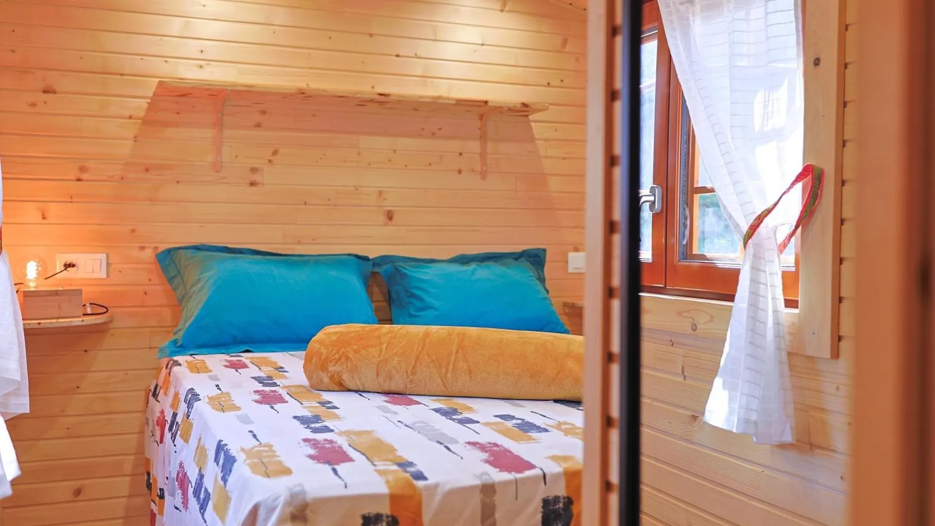 Camping Hotel Roulotte Au Coeur Des Vignes, Hyères France